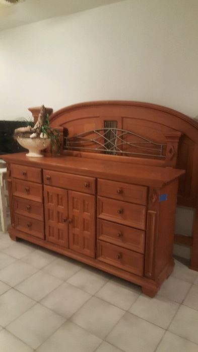 King size bedroom set. Headboard,dresser and mirror,chest of drawers and 1 night stand. Mattress and boxspring.