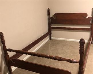 another 4 poster bed this one has pineapple finials