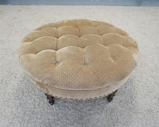 1025	LARGE ROUND TUFTED UPHOLSTERED OTTOMAN
