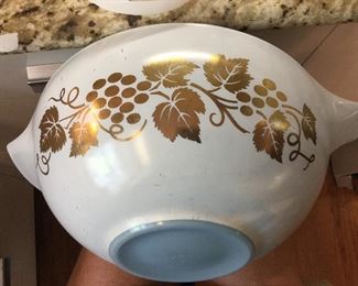 Vintage Pyrex 4 Qt Mixing Bowl Gold Leaves/Grapes Blue Inner