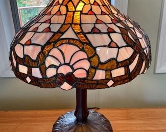 $80 - Slag glass style Lamp - Measures 15" x 24"
