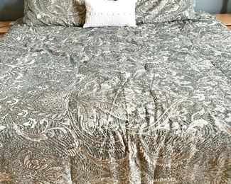 $100 - King Size Comforter with 2 matching shams