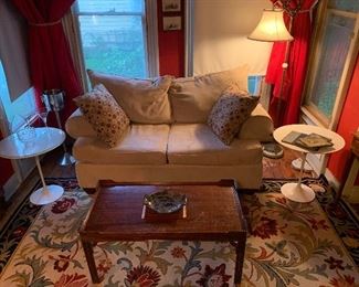 Living Room 
Loveseat
Knoll Side tables