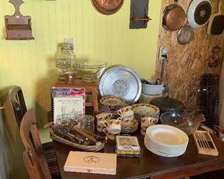 Kitchen
Sango “Black Walnut” dish set
Ironstone bowls
Laguiole knives set
Cast Iron cookware