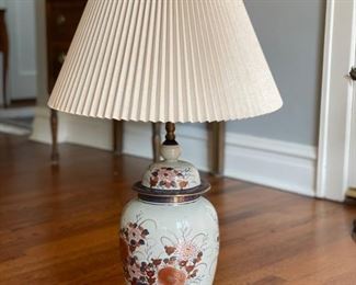 Vintage ginger jar lamp with wood base (some damage to wood base)