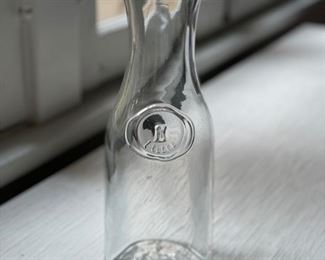 Glass 1 liter carafe.