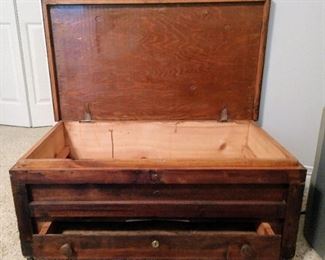Primitive chest with drawer and castors