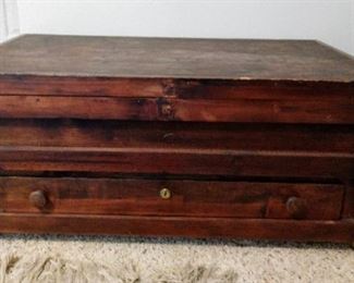 Primitive chest with drawer and castors