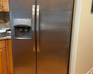 Frigidaire refrigerator side by side
