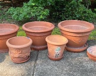 Lots of terra cotta pots. Photos are deceiving. The back pots are as large as 18”x25”.