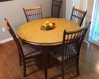Dining room table w/ 2 leaves 5 chairs