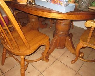 Gorgeous double pedestal oak table w/ leaves and 6 chairs