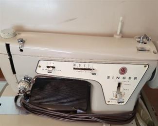 Singer Sewing Machine (Mint)