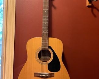 Yamaha F-310 acoustic guitar. Photo 1 of 2. 
