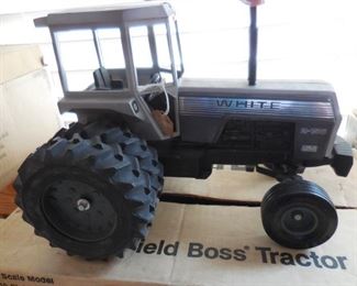 White Field Boss Tractor in Box - view 1