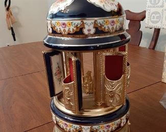 When the music plays, the doors start revolving to reveal the "pockets"