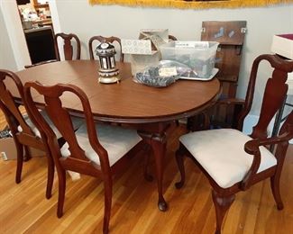 Dining table with 6 chairs and 2 leaves and pad