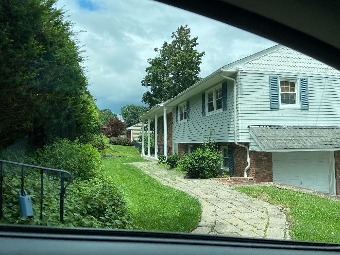 Steep driveway and occasional turkeys