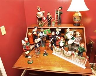 Group Lot Of BYERS CHOICE LTD Caroler Figures and Accessories
