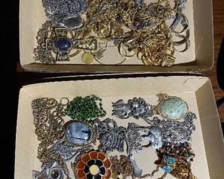 Assorted jewelry 