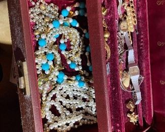 Assorted jewelry 