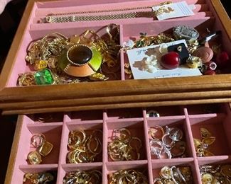 Assorted jewelry 