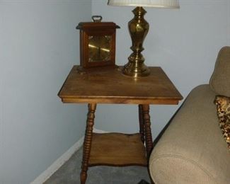 Table w/lamp & clock