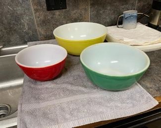 Pyrex vintage nesting bowls, primary color set
