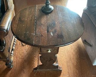 Ethan Allen End Table with foldout leafs