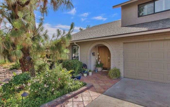 Beautiful home in the Dobson Ranch Area! Artistic, well-maintained home has so many wonderful items available for the sale. 