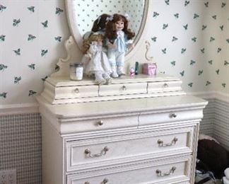 Dresser with Oval Mirror