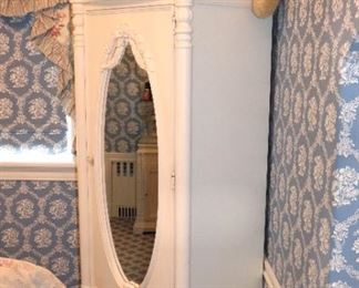 Standing Closet with Oval Mirror Insert