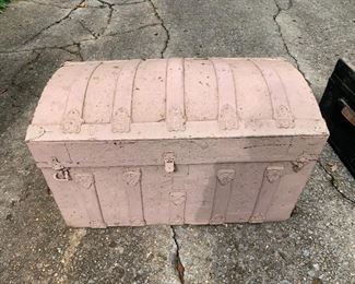 #212	Light Pink Camel Back Trunk w/tray inside 30.5x16x19	 $20.00 
