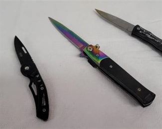 3 Pocket knives.