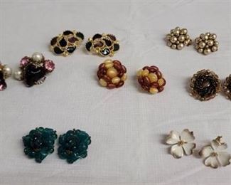 7 pairs of ear rings.