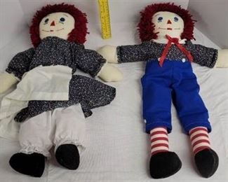 2 Raggedy Ann dolls.