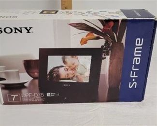 Sony 7" DPF-D75 digital photo frame. Like new.