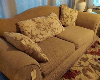 Sofa w pillows