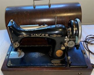 Vintage Singer Sewing Machine In Case