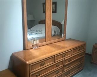 Thomasville Dresser / Mirror $ 368.00