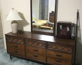 Bassett Mid Century Dresser / Mirror $ 356.00