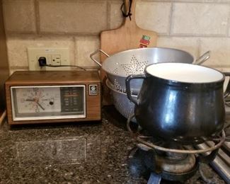 CAST IRON FONDUE POT