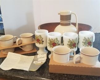 VINTAGE MILK GLASS COFFEE MUGS