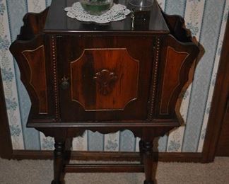 Cooper lines smoking stand