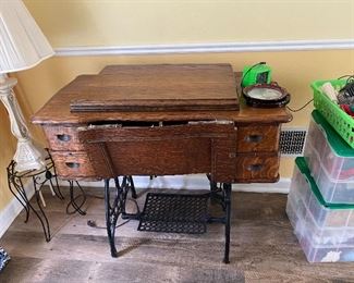 Sewing machine cabinet and sewing machine 35.00
