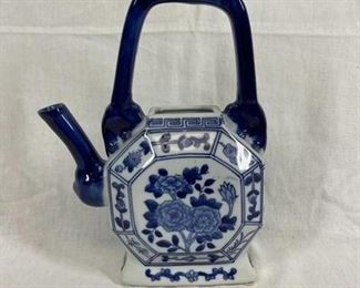 Decorative Chinese blue and white ceramic tea pot