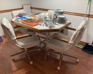 Kitchen table with 4 chairs and 1 leaf
