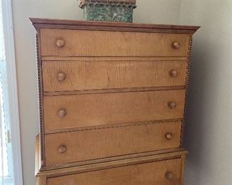 5-drawer tall chest of drawers with turned wood legs - circa 1920's - excellent condition