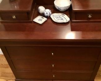 MAHOGANY CHEST OF DRAWERS W/MIRROR, MADE IN CANADA