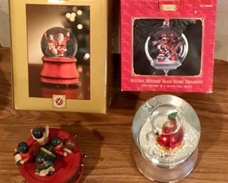 SNOW GLOBES/MUSIC BOXES